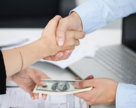 Pożyczka online czy pożyczka gotówkowa w punkcie stacjonarnym? Która opcja jest lepsza? Pożyczka online czy pożyczka gotówkowa w punkcie stacjonarnym? Która opcja jest lepsza?