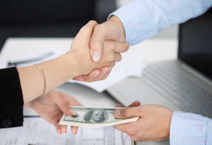 Pożyczka online czy pożyczka gotówkowa w punkcie stacjonarnym? Która opcja jest lepsza?